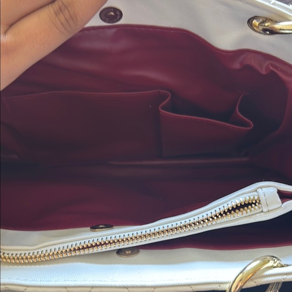 CHANEL White Quilted Shoulder Bag with Gold Chain - Picture 3 of 4